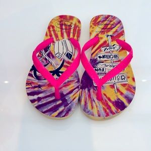 Girls hot pink Havianas Wall